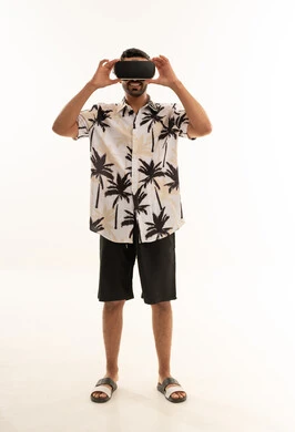 رجل سعودي يرتدي نظارة واقع افتراضي خلفية بيضاء