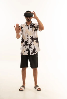 شاب عربي يرتدي نظارة الواقع الافتراضي بخلفية بيضاء