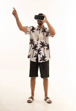 رجل سعودي بملابس كاجوال يستخدم نظارة الواقع الافتراضي