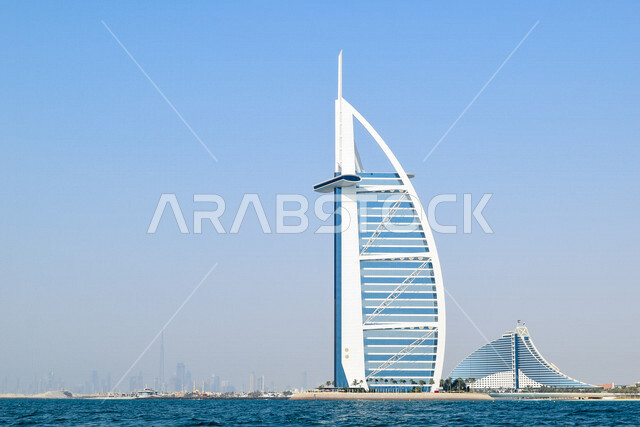 صورة جمالية لبرج العرب المطل على الخليج العربي بإمارة دبي بدولة الإمارات العربية المتحدة ، السياحة في الإمارات ، الفن الهندسي المعماري في الإمارات ، برج العرب ، ناطحة السحاب ، معالم سياحية مشهورة في الإمارات