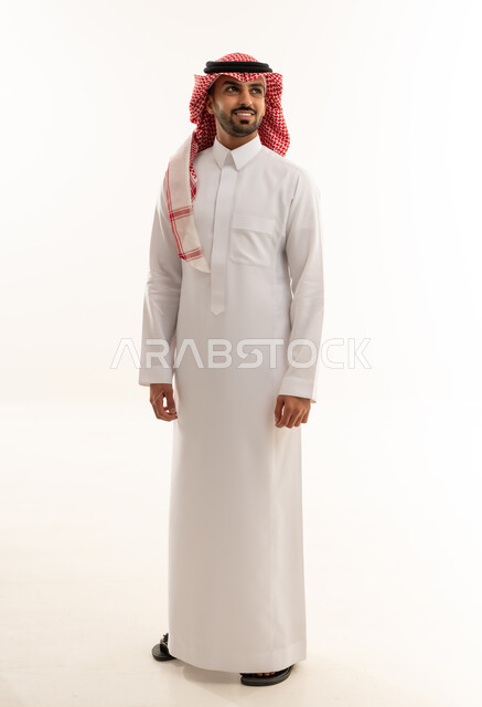 رجل سعودي بالزي الوطني التقليدي على خلفية بيضاء