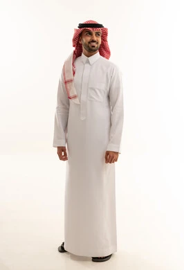 رجل سعودي بالزي الوطني التقليدي على خلفية بيضاء