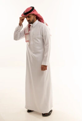 رجل سعودي بالثوب التقليدي يشعر بالقلق والتوتر