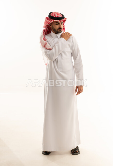 رجل سعودي بالثوب يعاني من ألم في الكتف