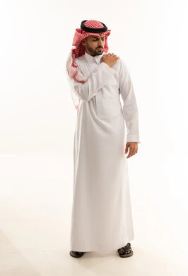 رجل سعودي بالثوب يعاني من ألم في الكتف