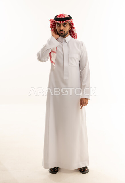 رجل سعودي بالزي التقليدي على خلفية بيضاء