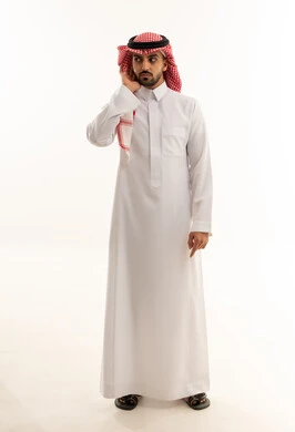 رجل سعودي بالزي التقليدي على خلفية بيضاء