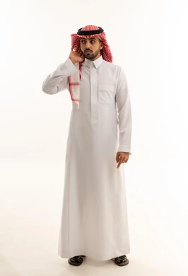 رجل سعودي بالزي التقليدي في وضعية إصغاء خلفية بيضاء