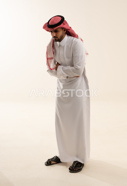 رجل سعودي بالزي التقليدي الثوب والشماغ في الاستوديو