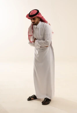 رجل سعودي بالزي التقليدي الثوب والشماغ في الاستوديو