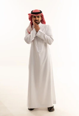 رجل سعودي بالزي التقليدي يعاني من ألم في الأسنان
