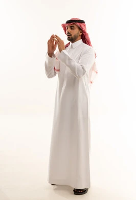 رجل سعودي بالثوب التقليدي يدعو في استوديو