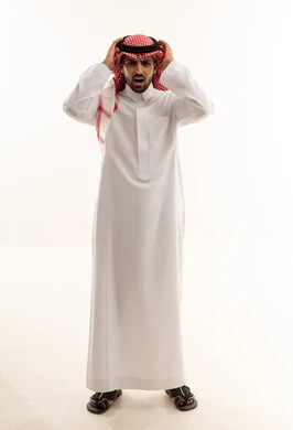 رجل سعودي بالزي التقليدي مصدوم يصرخ