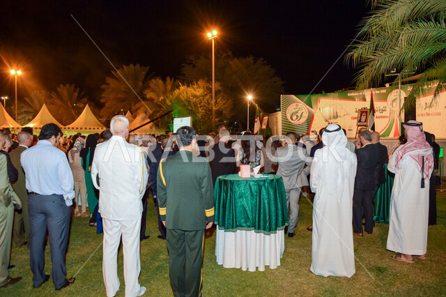 صورة من الخلف لمجموعة من الزوار والضيوف يحتفلون داخل السفارة الجزائرية في أبو ظبي بالإمارات العربية المتحدة، السياحة في الإمارات.