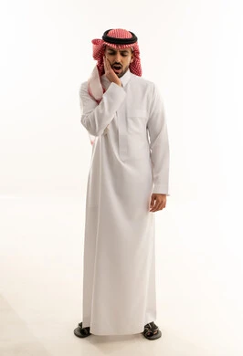 رجل سعودي بالثوب يعاني من ألم الأسنان