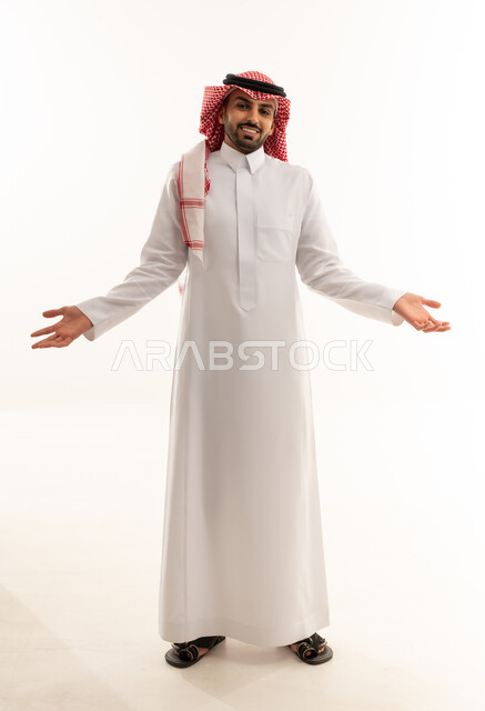 رجل سعودي بالزي التقليدي يرحب بذراعين مفتوحتين