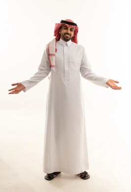 رجل سعودي بالزي التقليدي يرحب بذراعين مفتوحتين