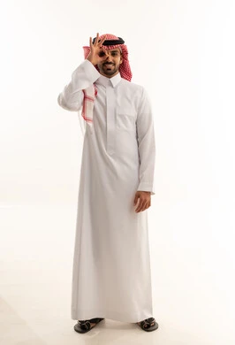 رجل سعودي بالزي التقليدي مع إشارة اليد