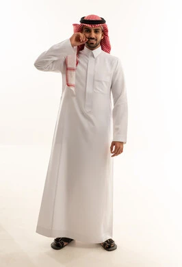 رجل سعودي بالزي التقليدي على خلفية بيضاء