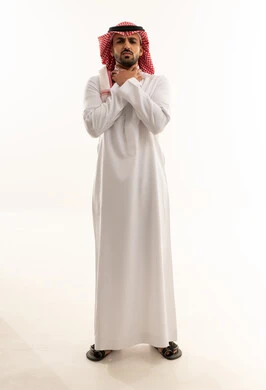 رجل سعودي بالزي التقليدي يعاني من ألم الحلق