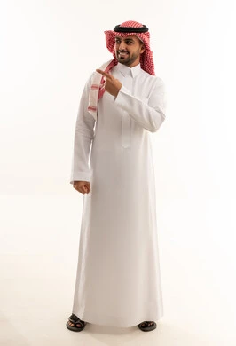 رجل سعودي بالثوب التقليدي يشير بيده على خلفية بيضاء