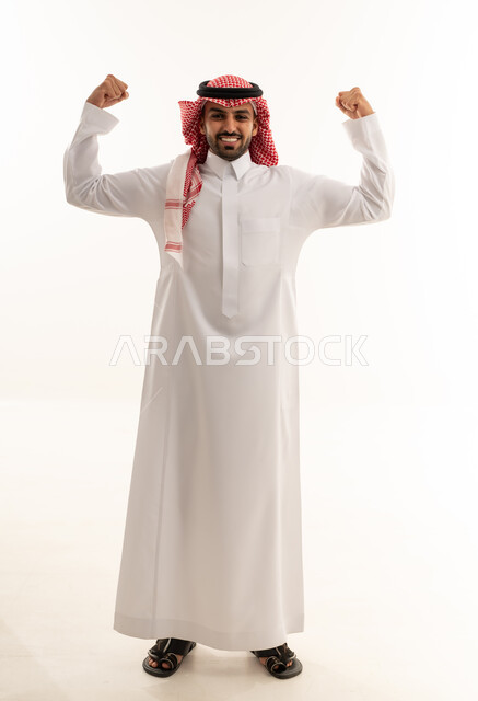 رجل سعودي بالزي التقليدي يستعرض عضلاته