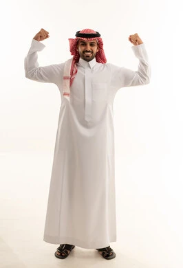 رجل سعودي بالزي التقليدي يستعرض عضلاته