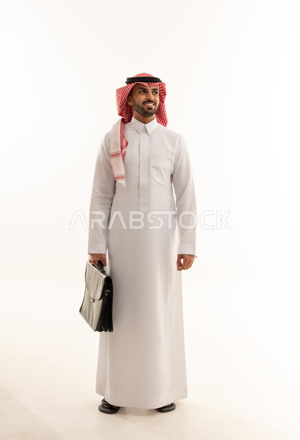 رجل أعمال سعودي بالزي الرسمي مع حقيبة عمل