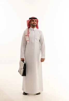 رجل أعمال سعودي بالزي الرسمي مع حقيبة عمل