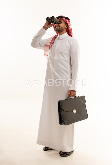 رجل أعمال سعودي بالثوب والمنظار