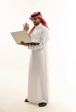 رجل سعودي يمسك لابتوب ويلوح على خلفية بيضاء