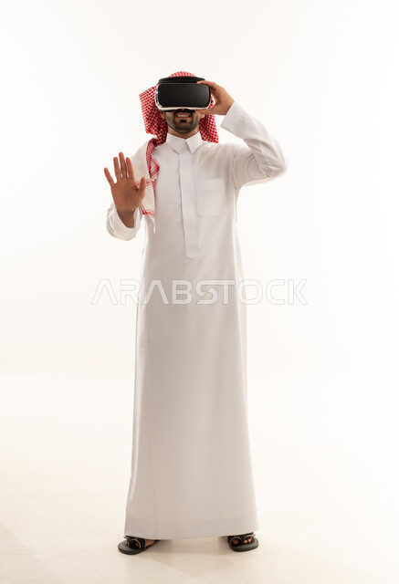 رجل سعودي يستخدم سماعة الواقع الافتراضي خلفية بيضاء