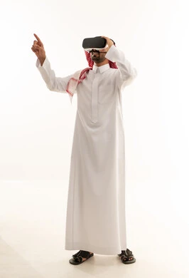 رجل سعودي يستخدم نظارات الواقع الافتراضي بخلفية بيضاء