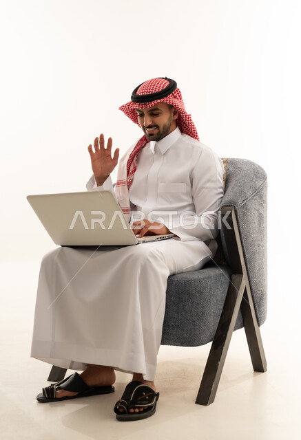 رجل سعودي مع لابتوب على خلفية بيضاء