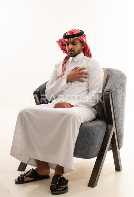 رجل سعودي بالزي التقليدي يشعر بألم في الصدر
