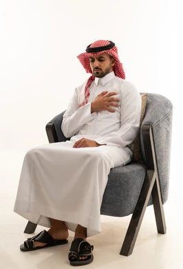 رجل سعودي بالزي التقليدي يشعر بألم في الصدر