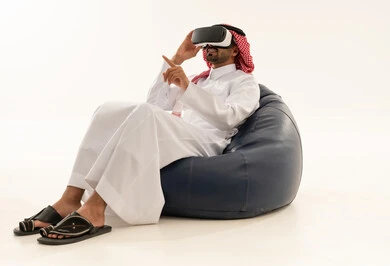 رجل سعودي يستخدم سماعة الواقع الافتراضي