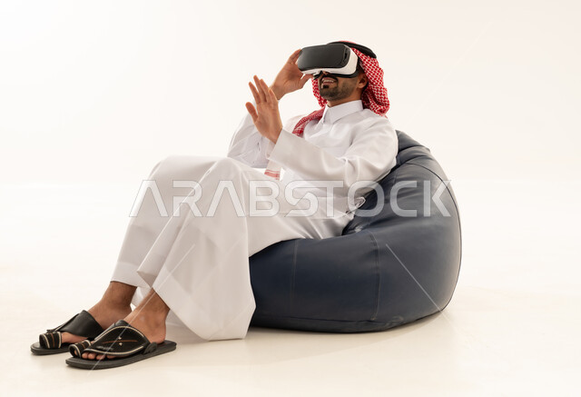رجل سعودي يستخدم نظارة الواقع الافتراضي في الاستوديو