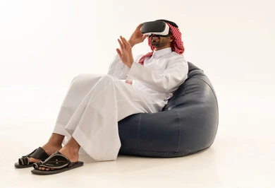رجل سعودي يستخدم نظارة الواقع الافتراضي في الاستوديو