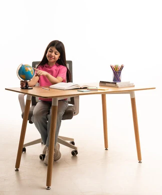 طفلة سعودية تدرس مجسم الكرة الأرضية على المكتب