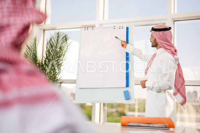 مناقشة عمل بين رجل أعمال ومدير الشركة , اجتماع رجال أعمال في مقر العمل , توزيع مهام العمل , الوحده والعمل الجماعي, مناقشة الأعمال وتطويرها , تقديم مقترحات للمشاريع, عض الأفكار الإبداعية اتفاقية عمل , بيئة عمل سعودي , ورش عمل.