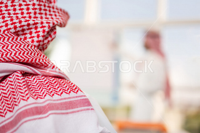 مناقشة عمل بين رجل أعمال ومدير الشركة , اجتماع رجال أعمال في مقر العمل , توزيع مهام العمل , الوحده والعمل الجماعي, تطوير العمل وحل المشكلات لتطوير أهداف الشركة , اتفاقية عمل , بيئة عمل سعودي .