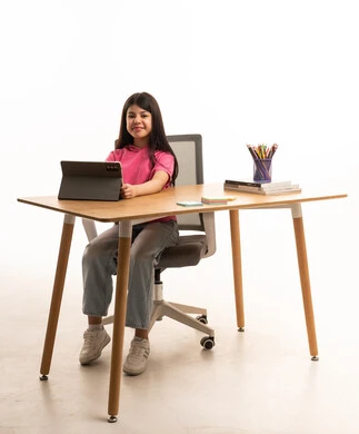 فتاة سعودية تستخدم جهاز لوحي في مكتب دراسي