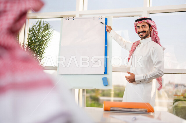 مناقشة عمل بين رجل أعمال ومدير الشركة , اجتماع رجال أعمال في مقر العمل , توزيع مهام العمل , الوحده والعمل الجماعي, مناقشة الأعمال وتطويرها , تقديم مقترحات للمشاريع, عض الأفكار الإبداعية اتفاقية عمل , بيئة عمل سعودي , ورش عمل.