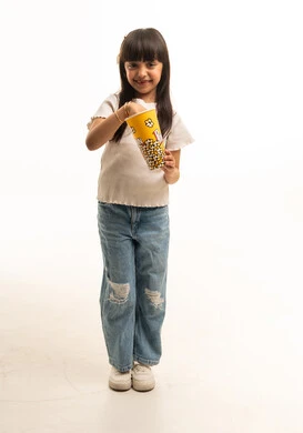 طفلة سعودية مع علبة فشار بخلفية بيضاء