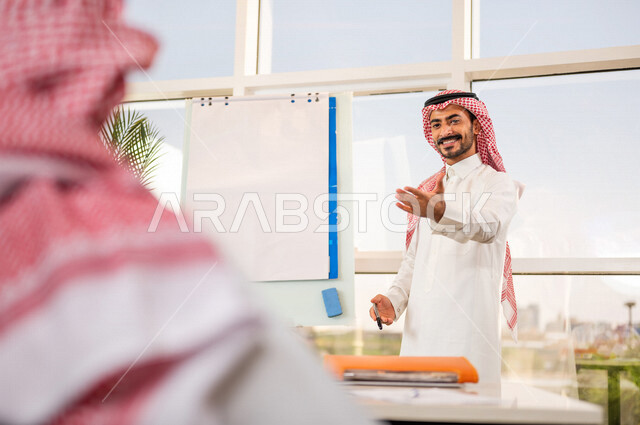 مناقشة عمل بين رجل أعمال ومدير الشركة , اجتماع رجال أعمال في مقر العمل , توزيع مهام العمل , الوحده والعمل الجماعي, مناقشة الأعمال وتطويرها , تقديم مقترحات للمشاريع, عض الأفكار الإبداعية اتفاقية عمل , بيئة عمل سعودي , ورش عمل.