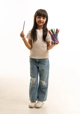 طفلة سعودية مع أقلام تلوين خلفية بيضاء