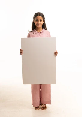 فتاة سعودية تمسك لوحة إعلانية فارغة بخلفية بيضاء