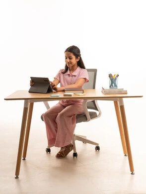 طفلة سعودية تستخدم الجهاز اللوحي على خلفية بيضاء