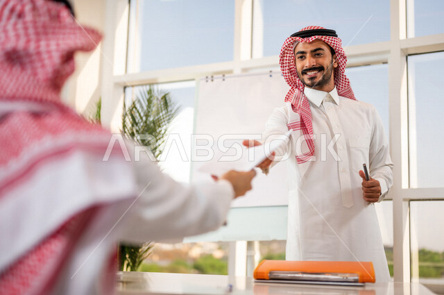 مناقشة عمل بين رجل أعمال ومدير الشركة , اجتماع رجال أعمال في مقر العمل , توزيع مهام العمل , الوحده والعمل الجماعي, مناقشة الأعمال وتطويرها , تقديم مقترحات للمشاريع, عض الأفكار الإبداعية اتفاقية عمل , بيئة عمل سعودي , ورش عمل.